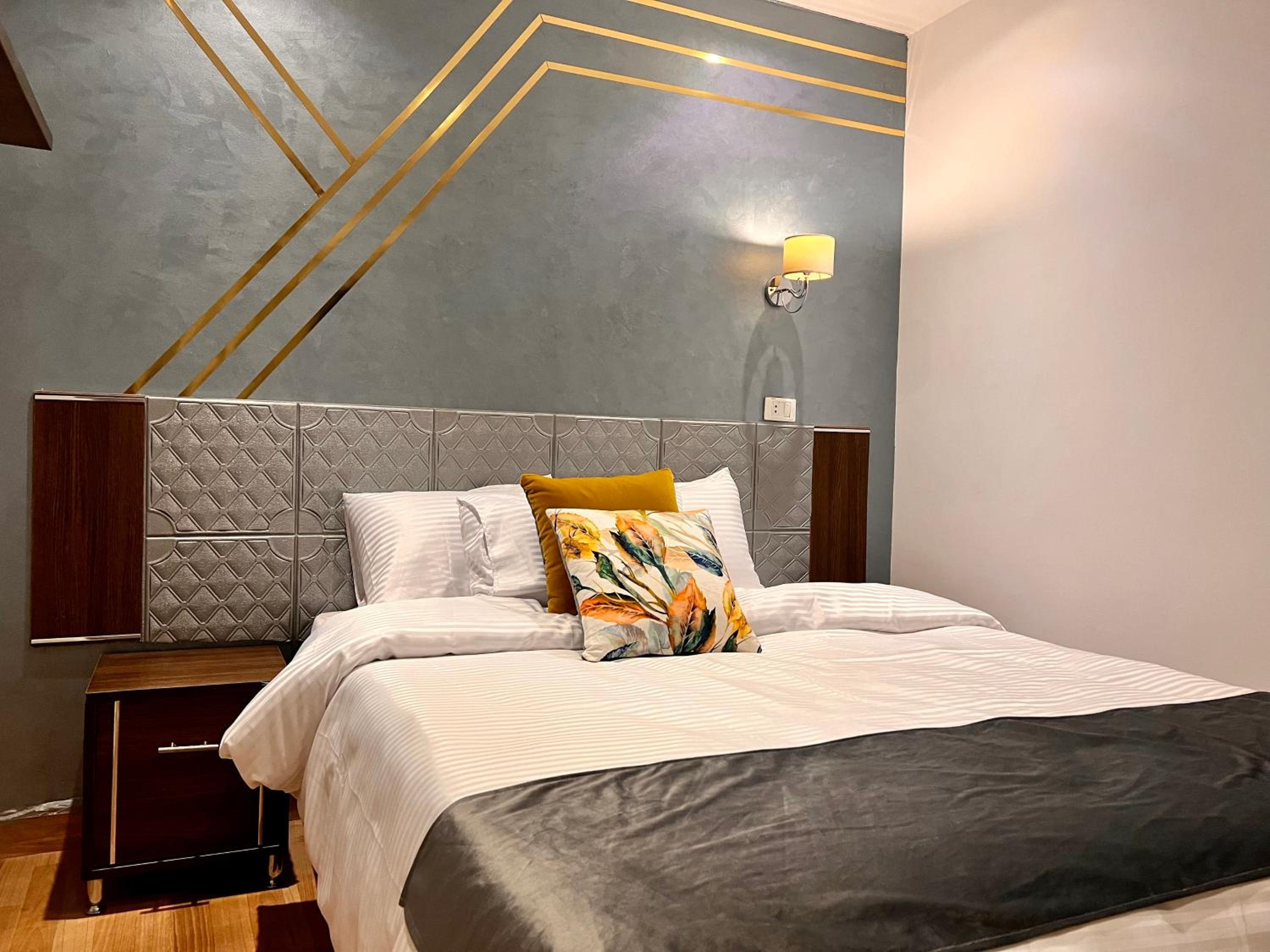 Grand Pyramids Inn