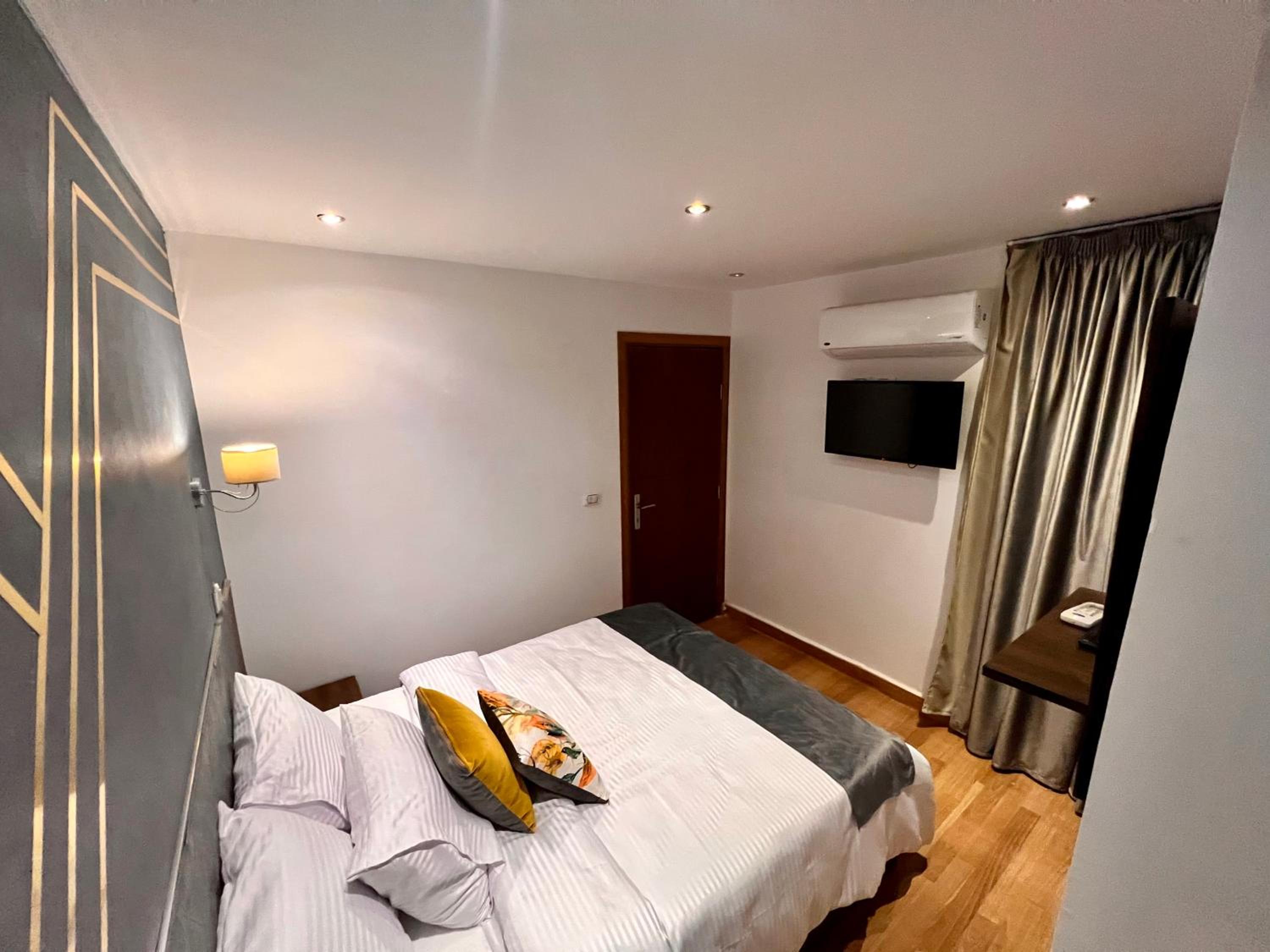 Grand Pyramids Inn