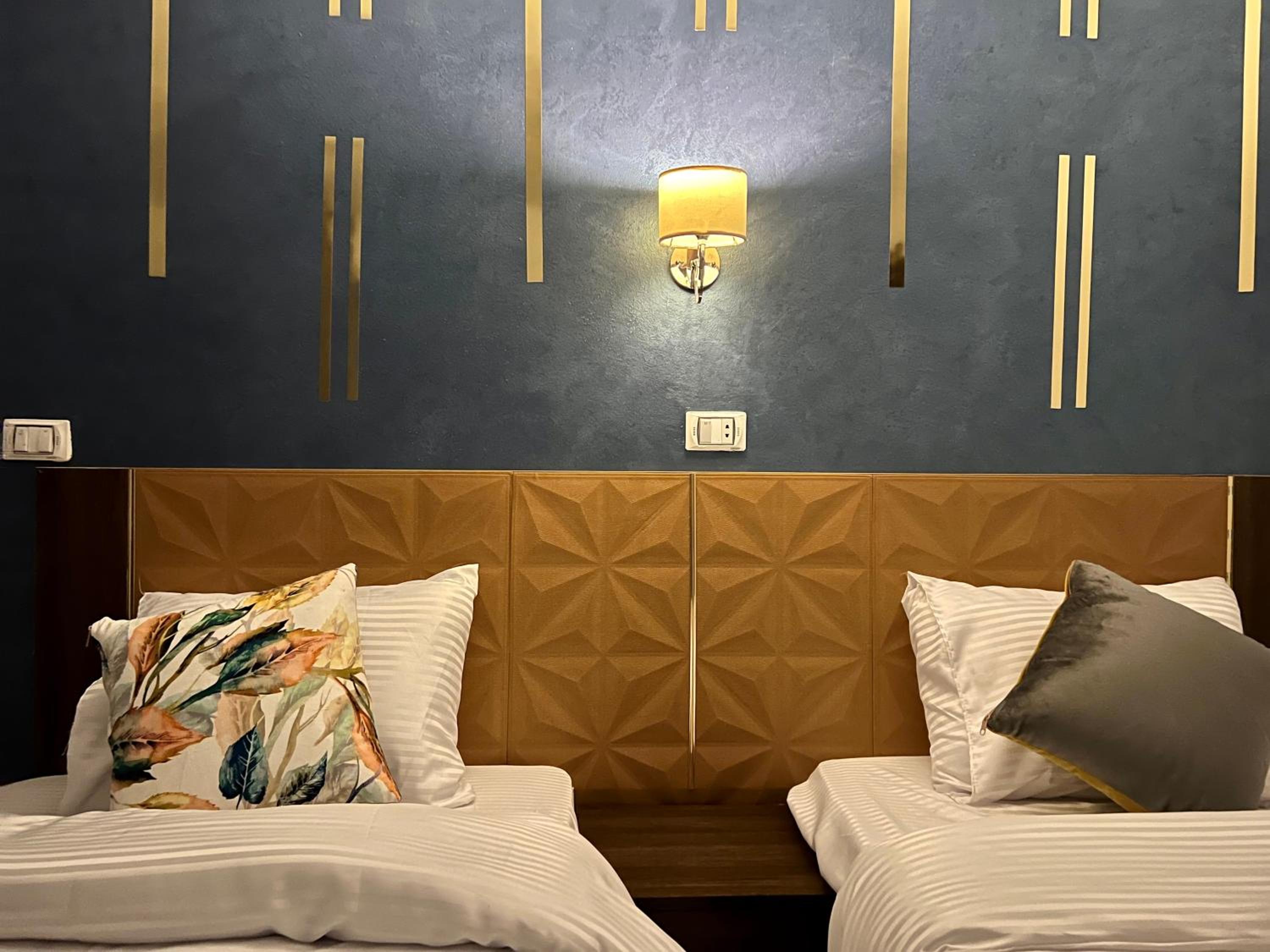 Grand Pyramids Inn