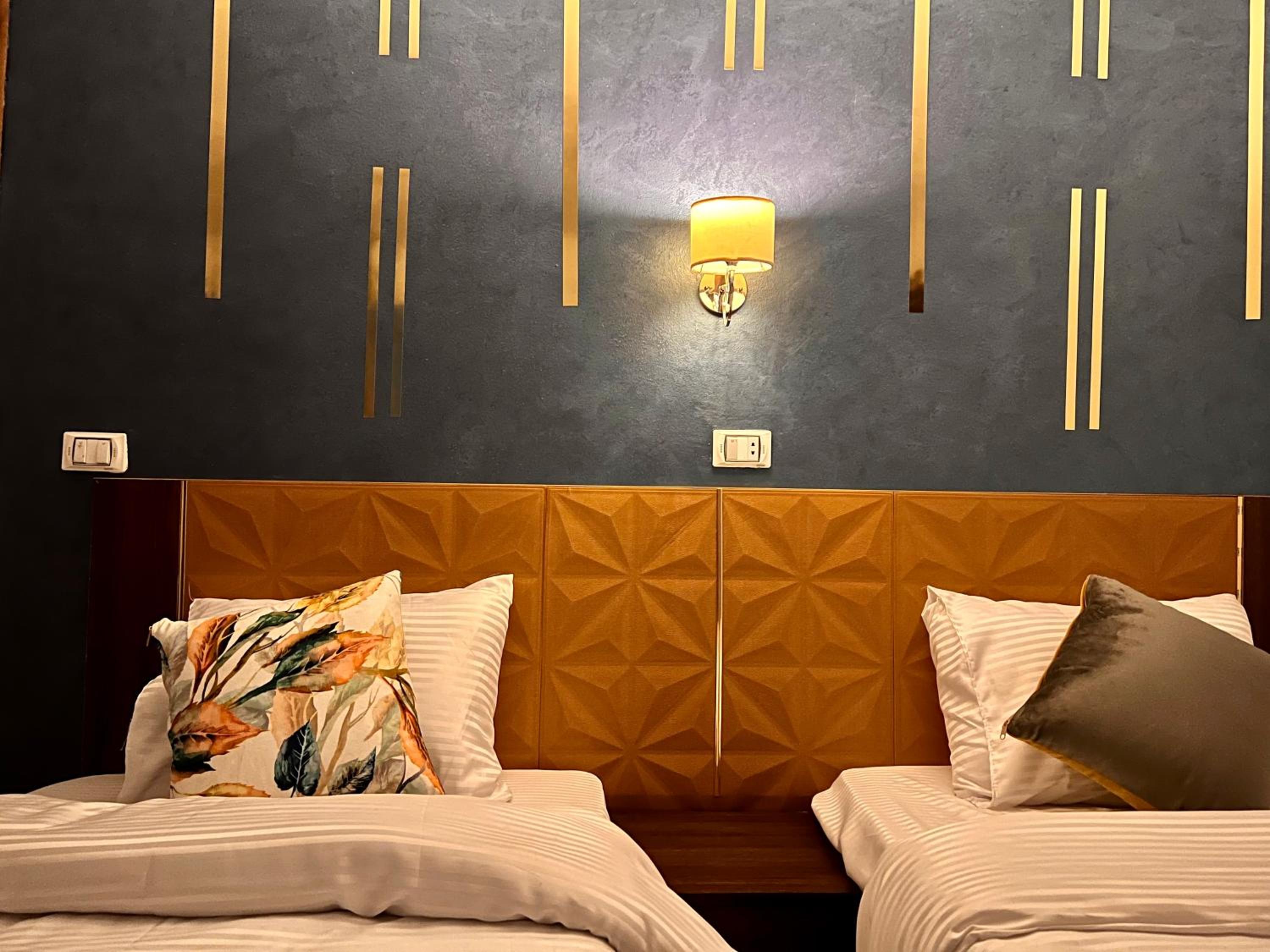 Grand Pyramids Inn