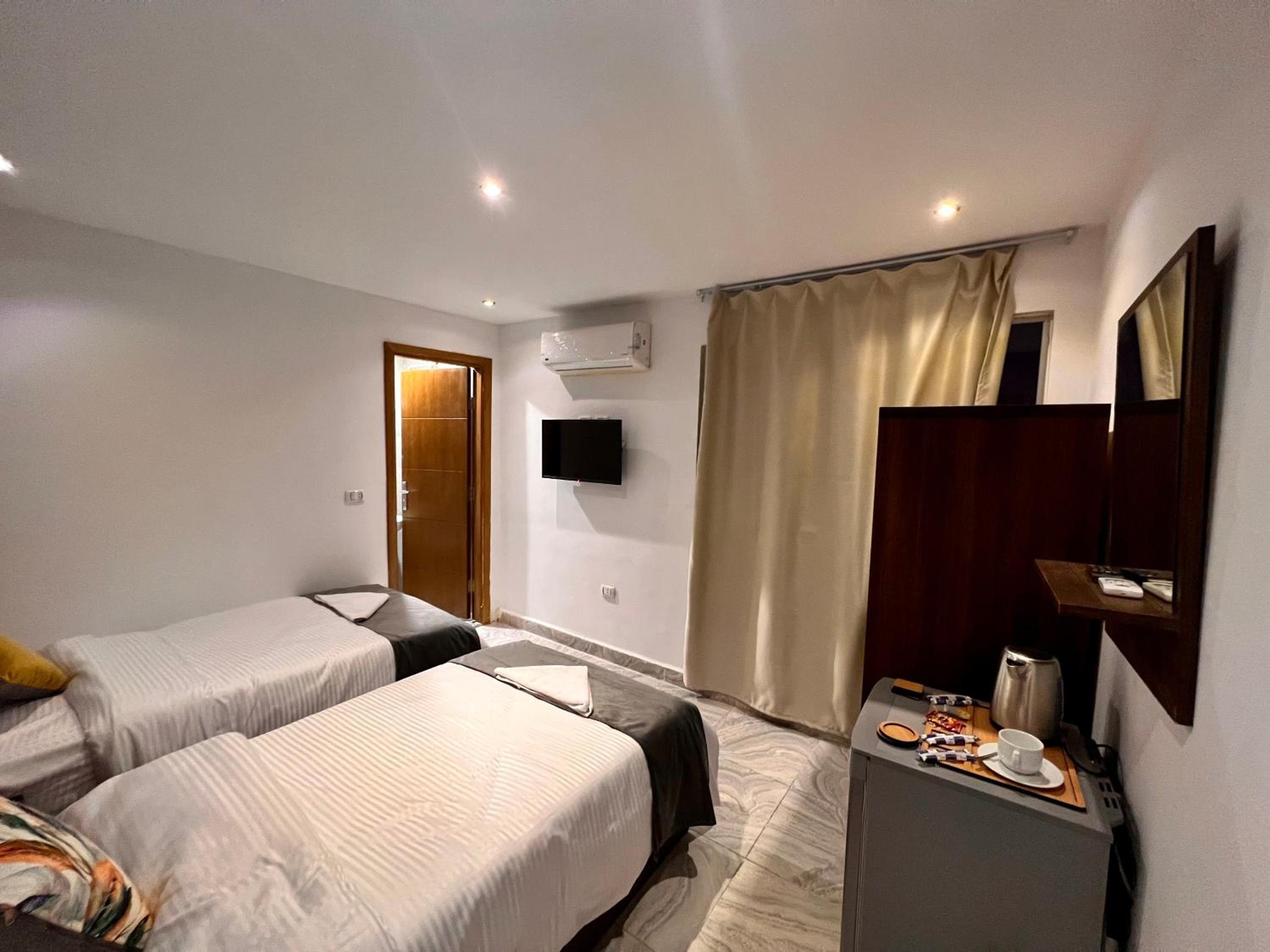 Grand Pyramids Inn