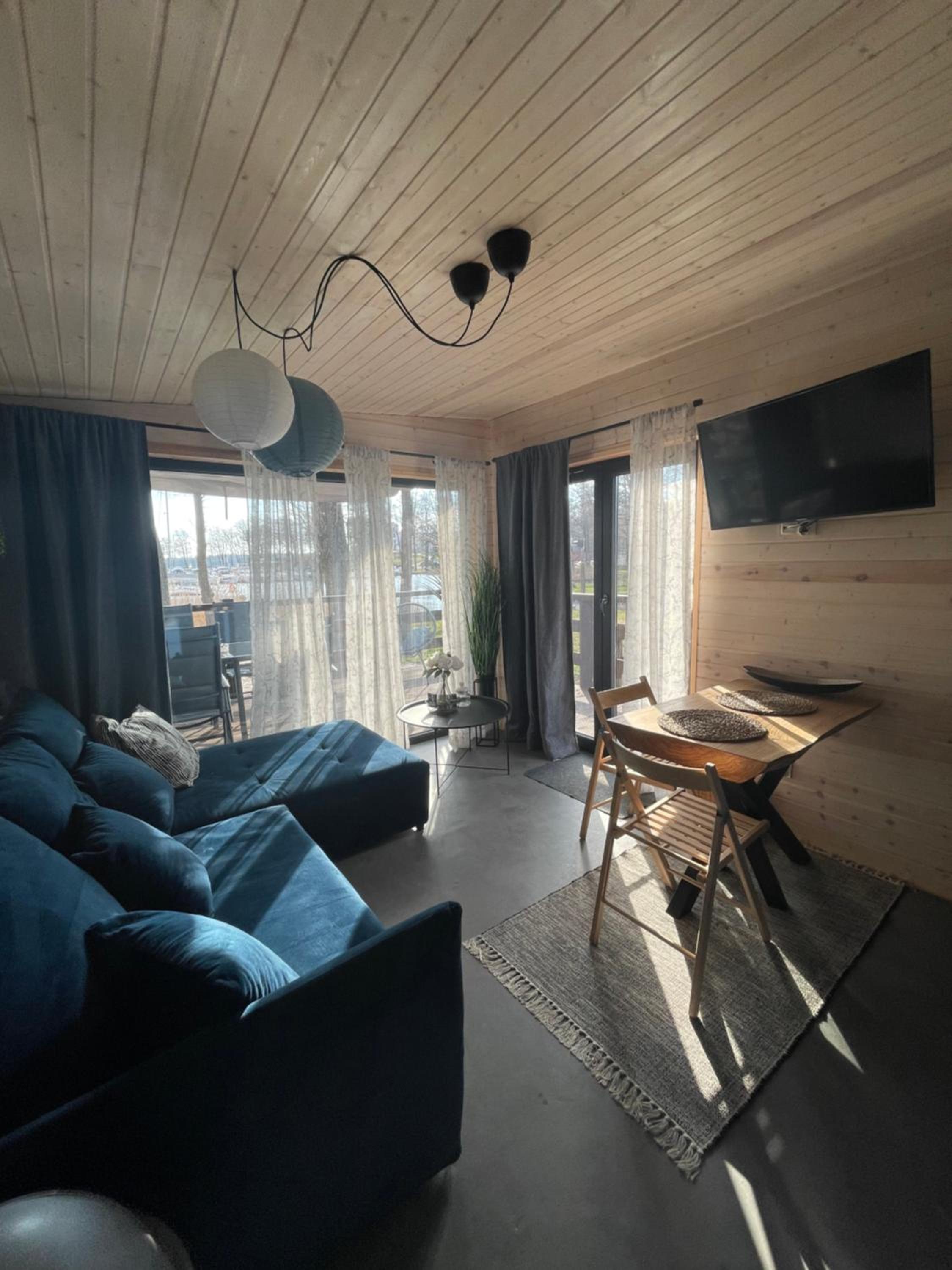XOXO Lake House view 5