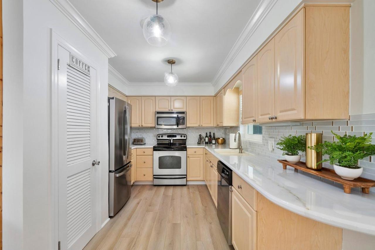 West Palm Beach Vacations - Chic Coastal - Heated Pool per request, Near PGA  Everything! - Property Image 2