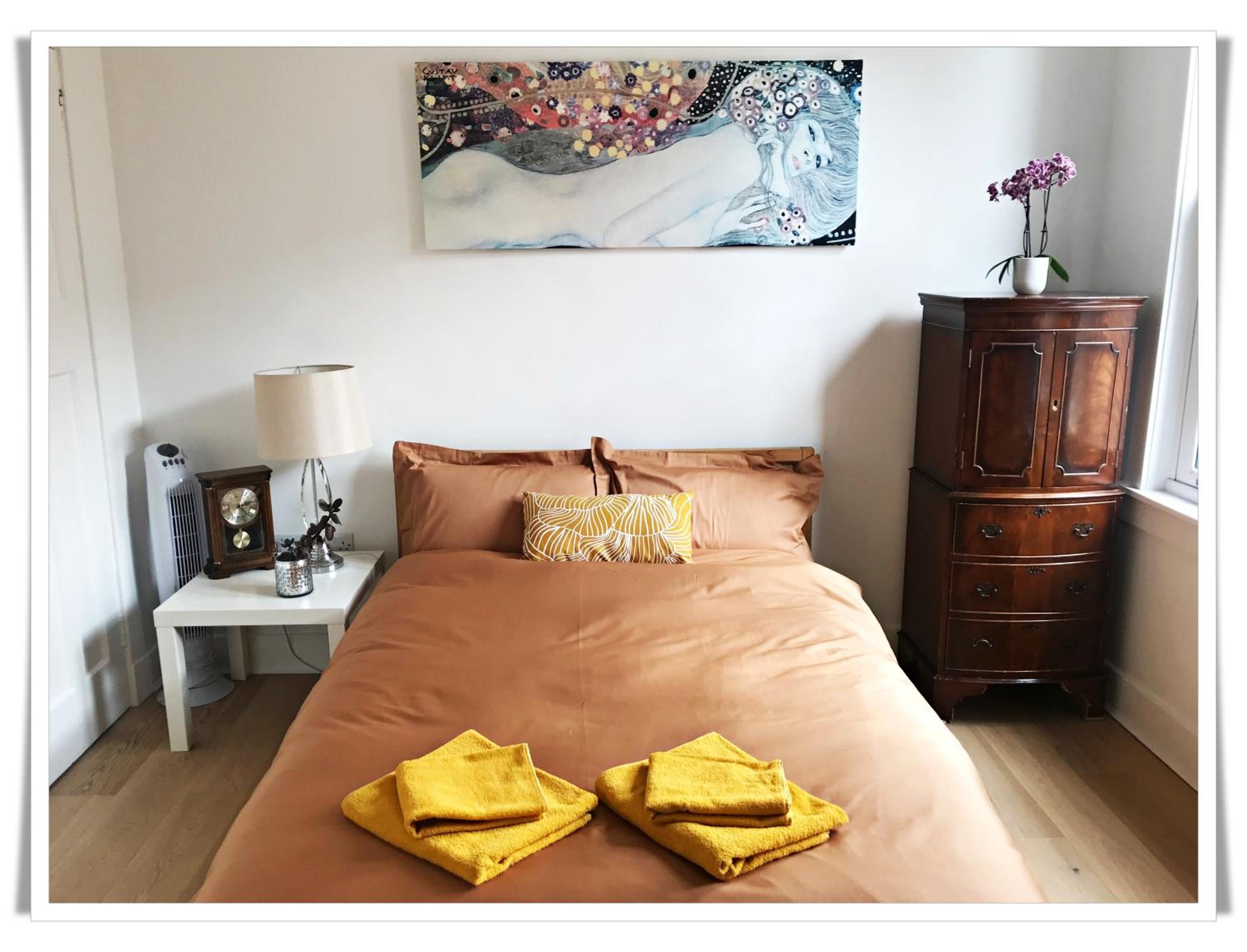 Spacious and modern 2 bedroom flat near the City Centre view 4