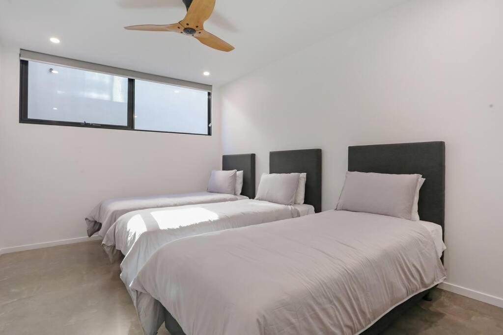 Beachfront Escape - 6 bedroom, Pool & beach access