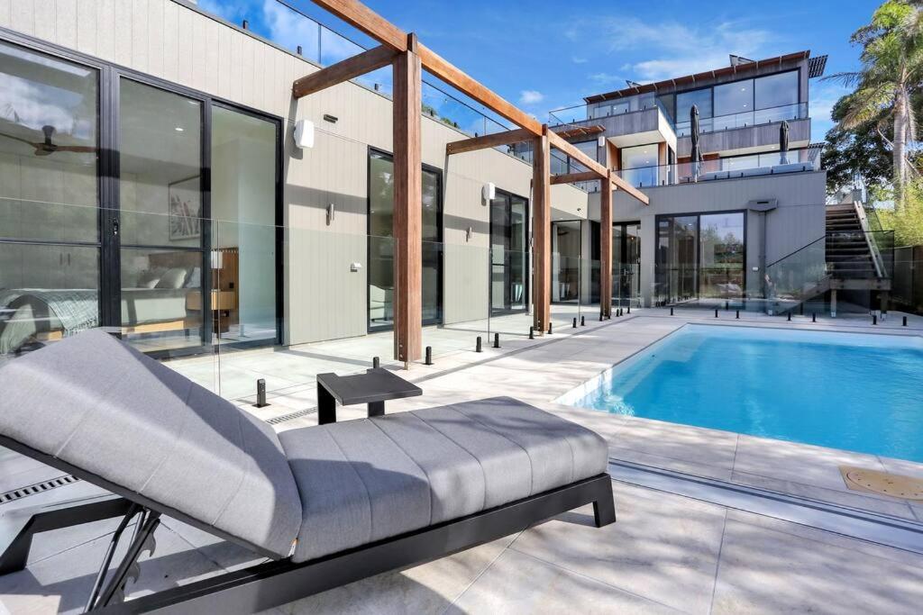 Beachfront Escape - 6 bedroom, Pool & beach access