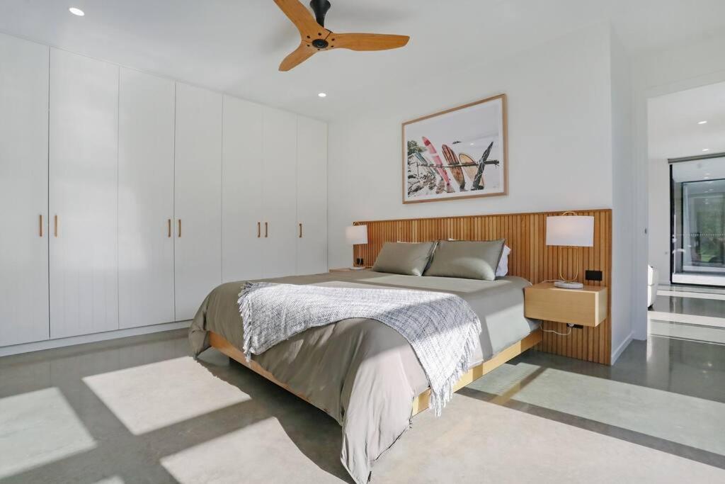 Beachfront Escape - 6 bedroom, Pool & beach access