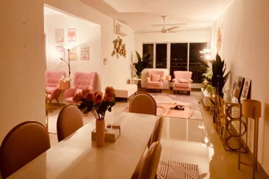 Sentrovue B Pink House photo 1