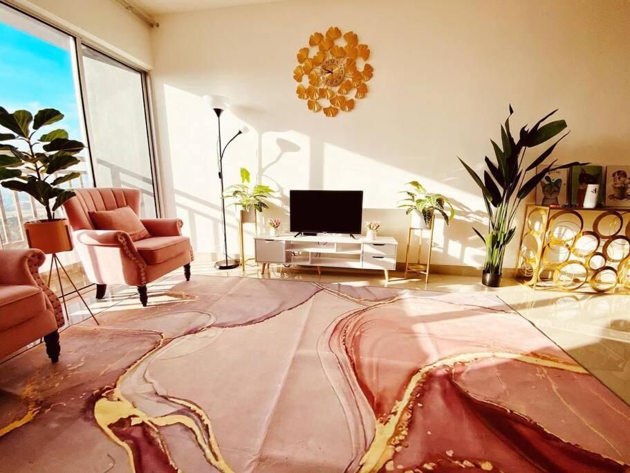 Sentrovue B Pink House photo 5