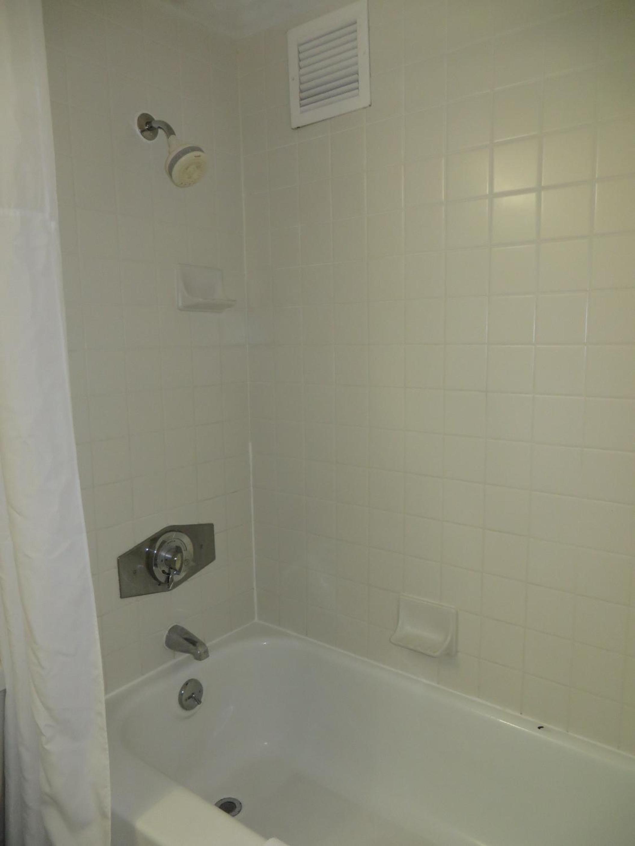 Jefferson City Vacations - Baymont by Wyndham Jefferson City - Property Image 2