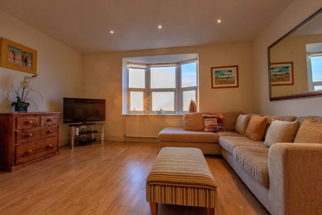 Victoria Parade- Family apartment stone's throw from beach and town - Private parking space - sea views view 4