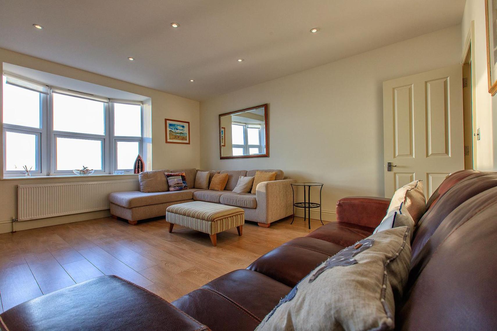 Victoria Parade- Family apartment stone's throw from beach and town - Private parking space - sea views view 3