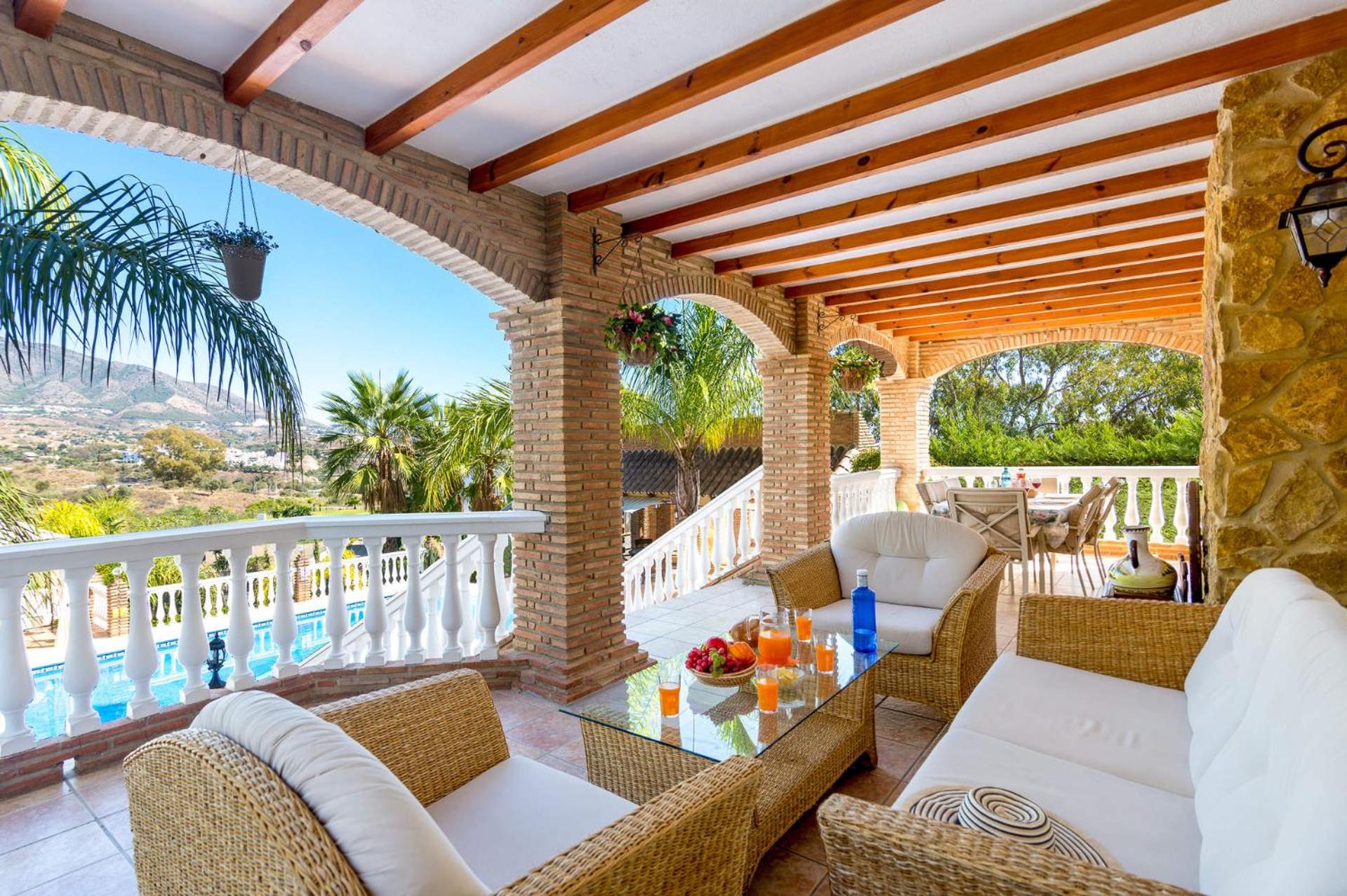 Villa Trebol by Villa Plus