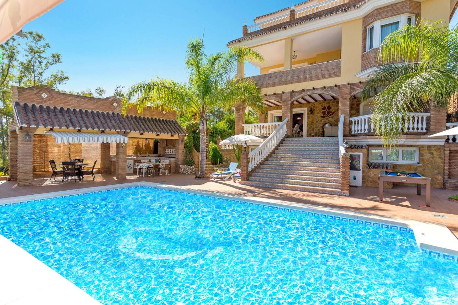 Villa Trebol by Villa Plus