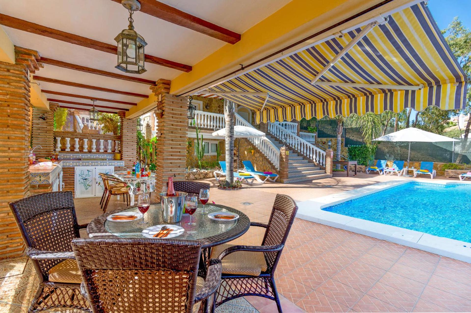 Villa Trebol by Villa Plus