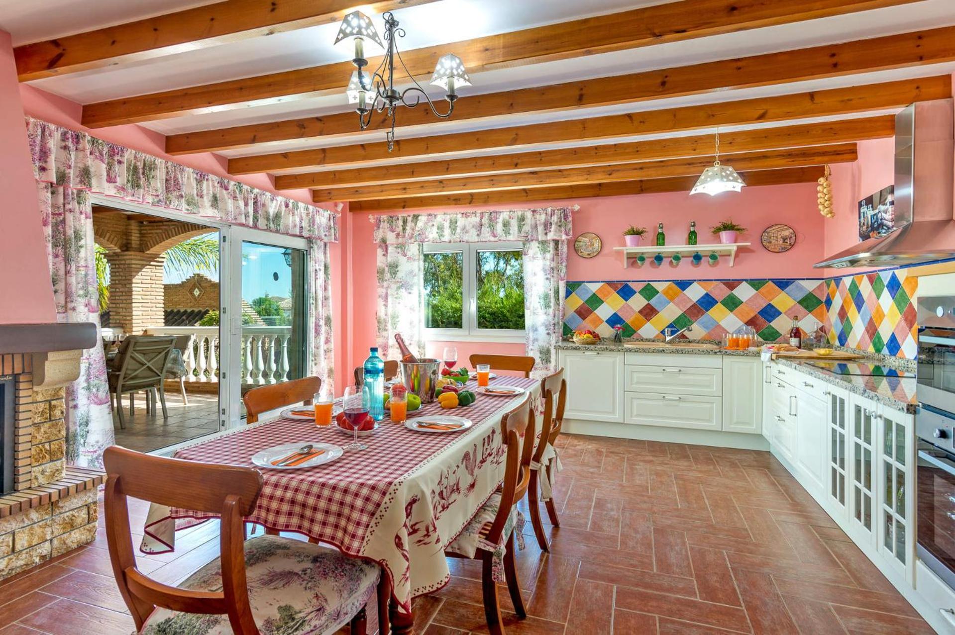 Villa Trebol by Villa Plus