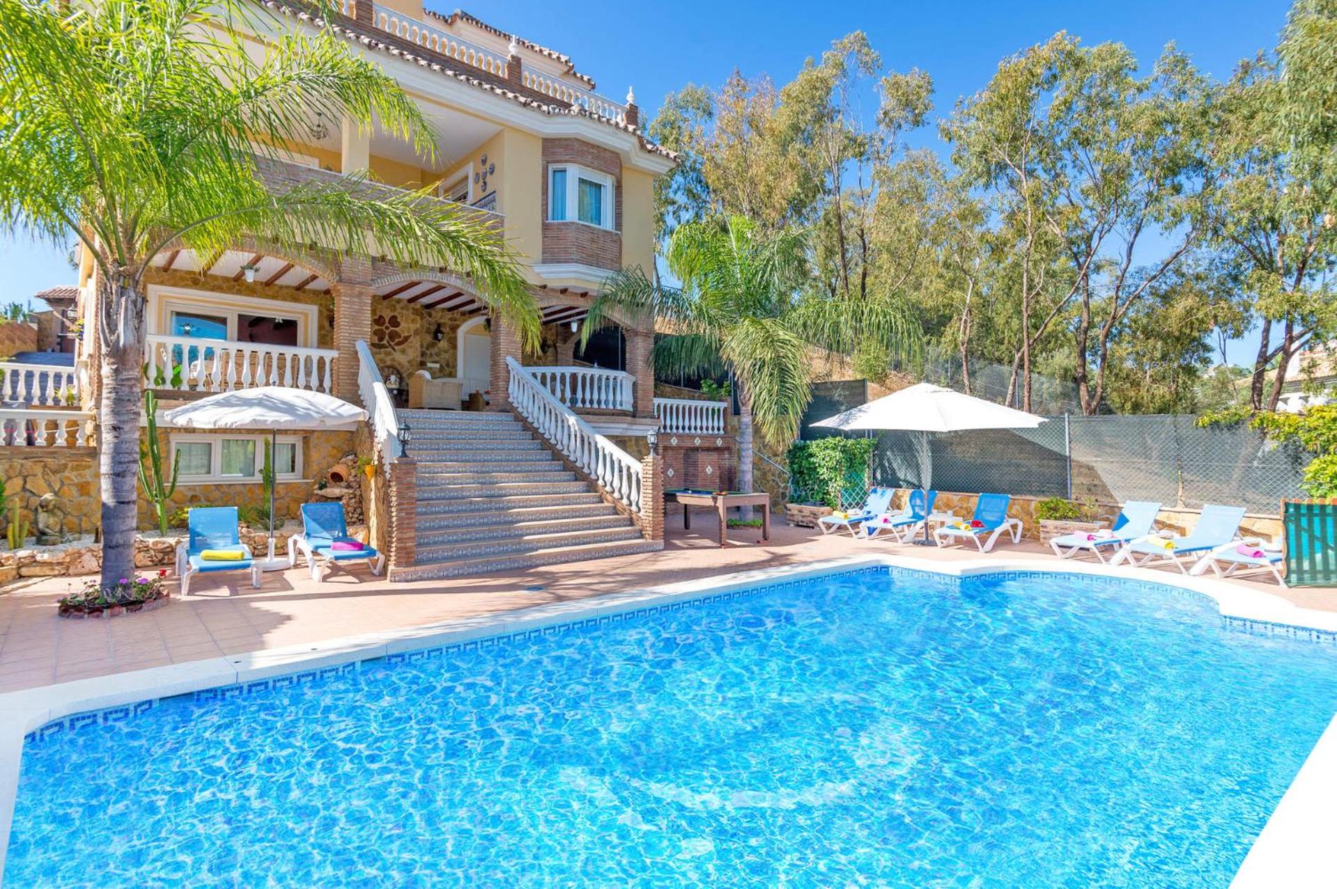 Villa Trebol by Villa Plus