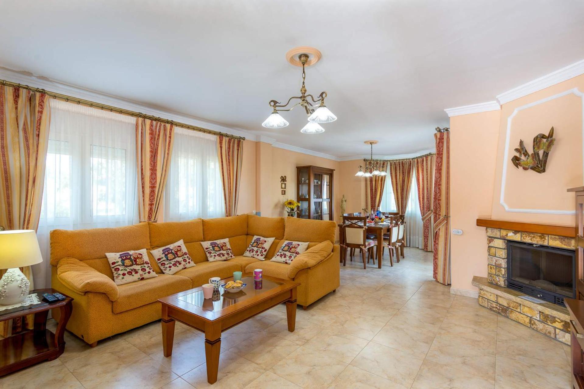 Villa Trebol by Villa Plus
