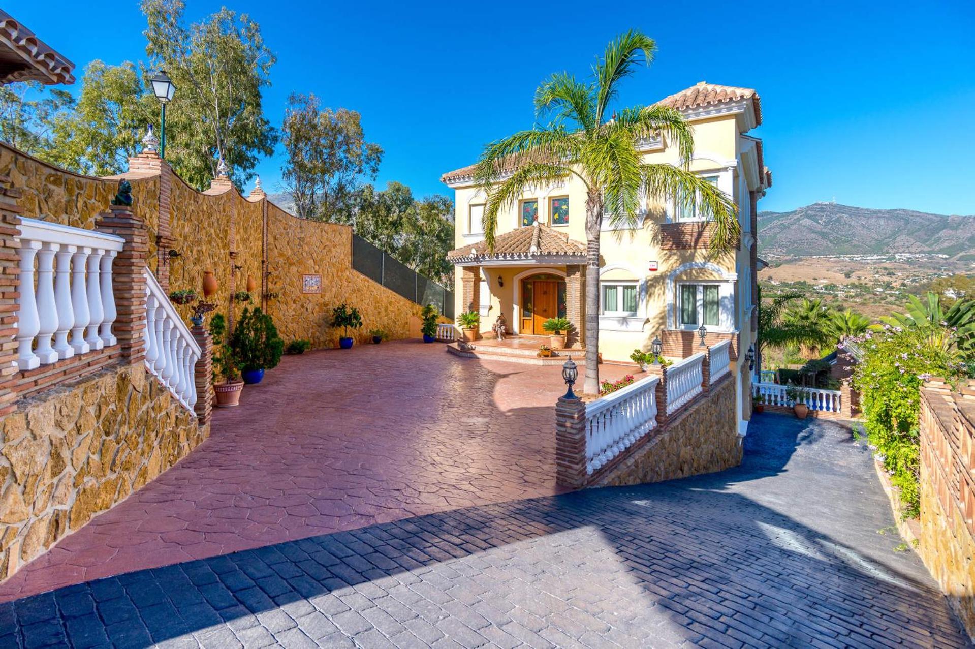Villa Trebol by Villa Plus