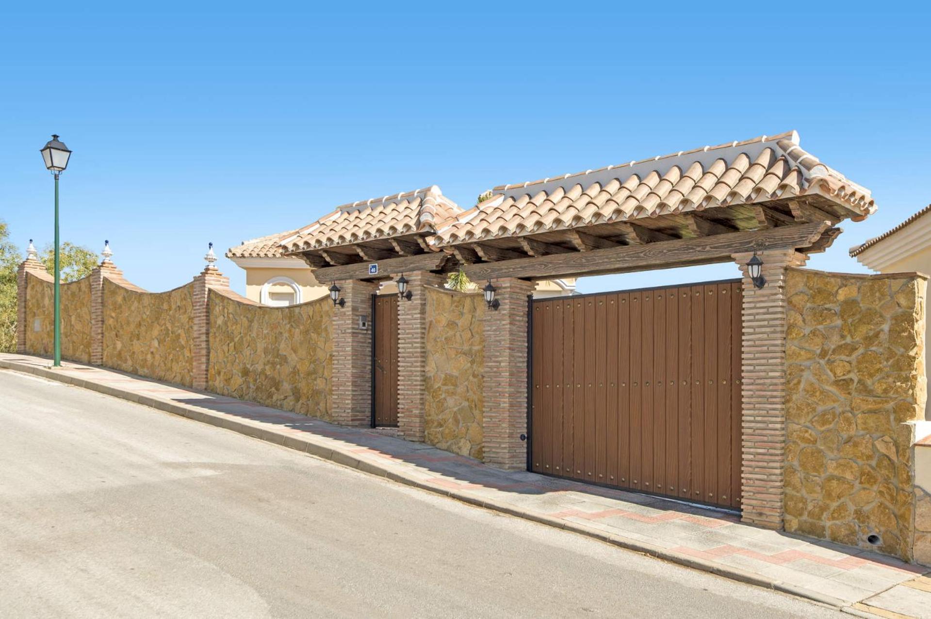 Villa Trebol by Villa Plus