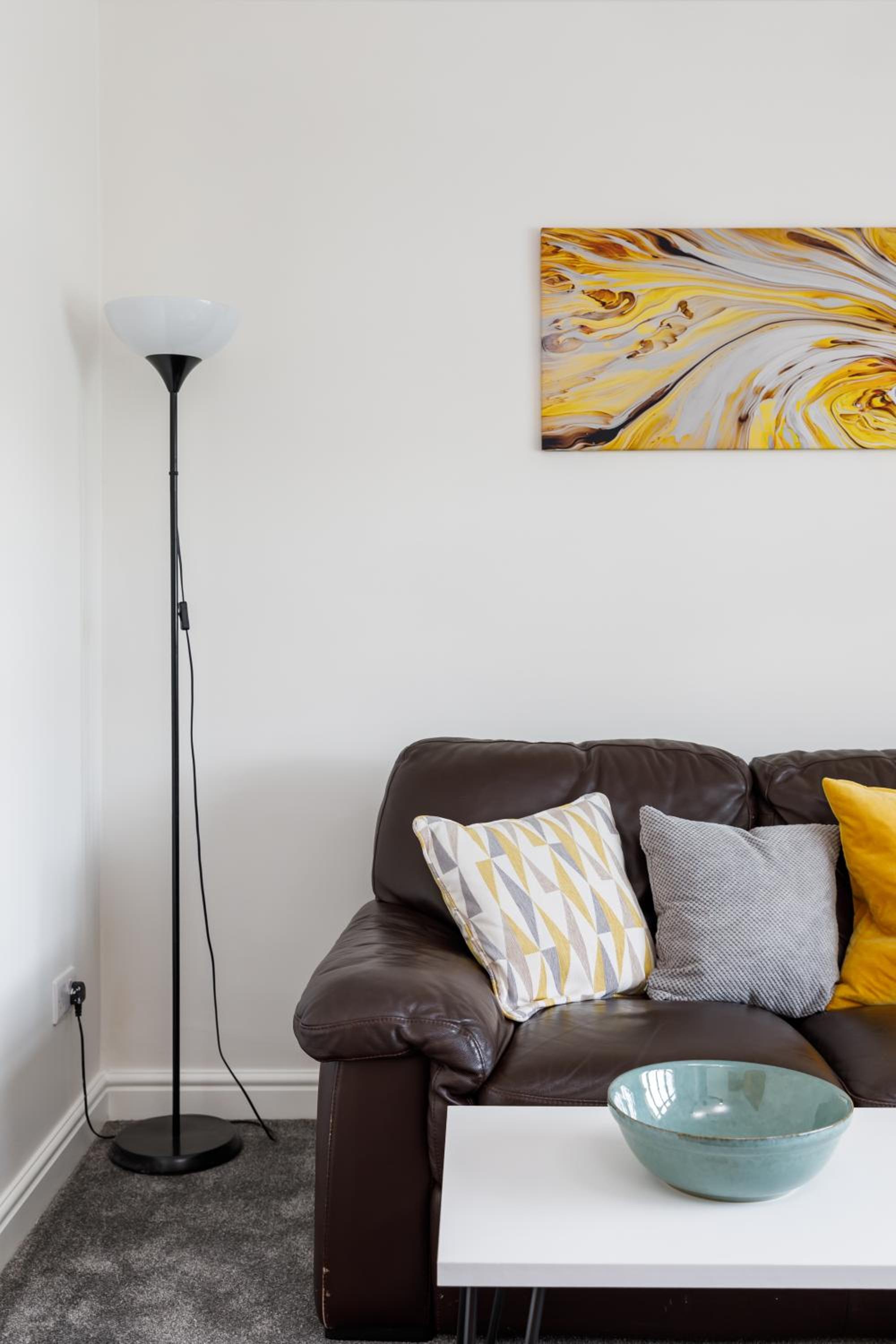 Modern 1 bed apartment with free parking view 4