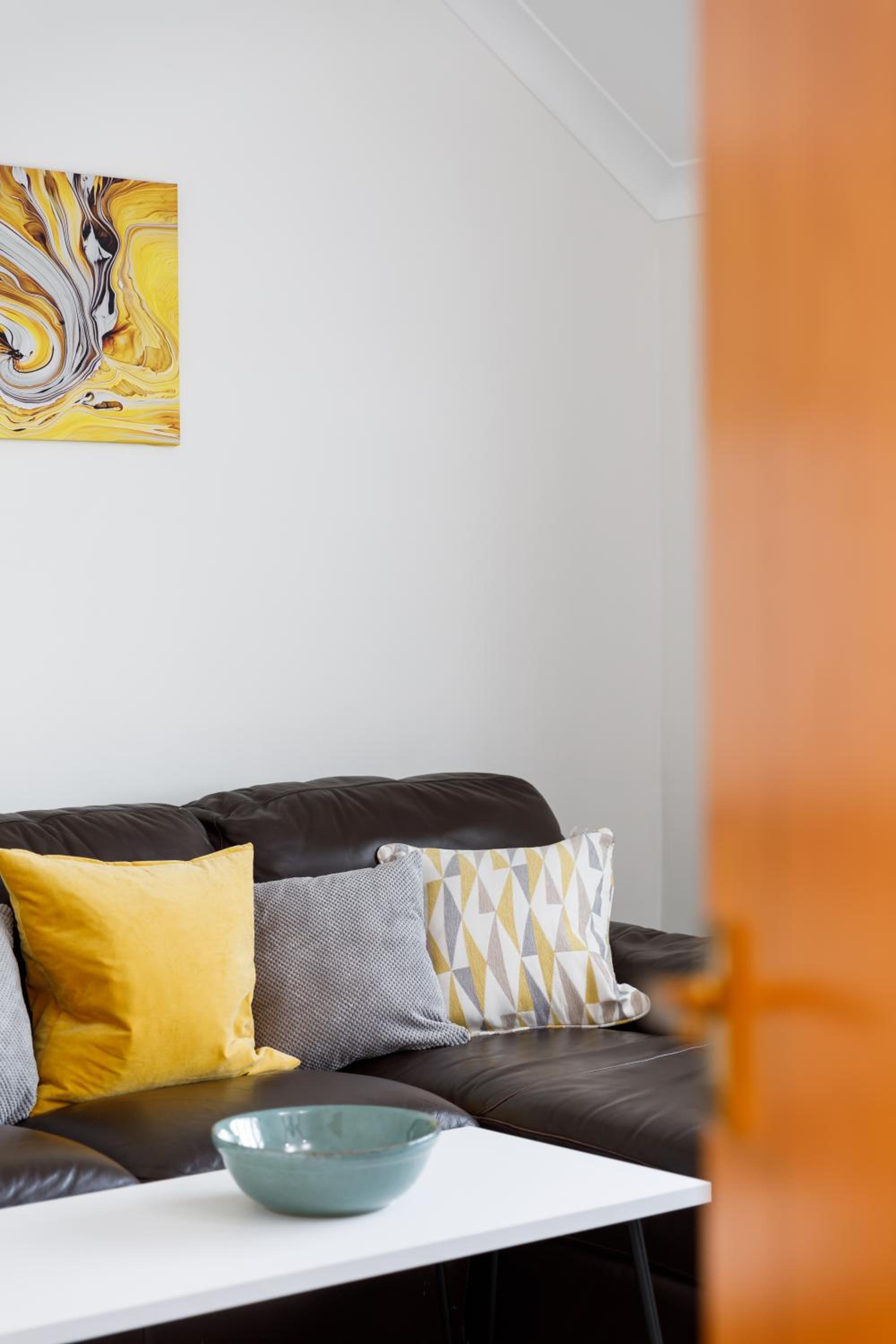 Modern 1 bed apartment with free parking view 3