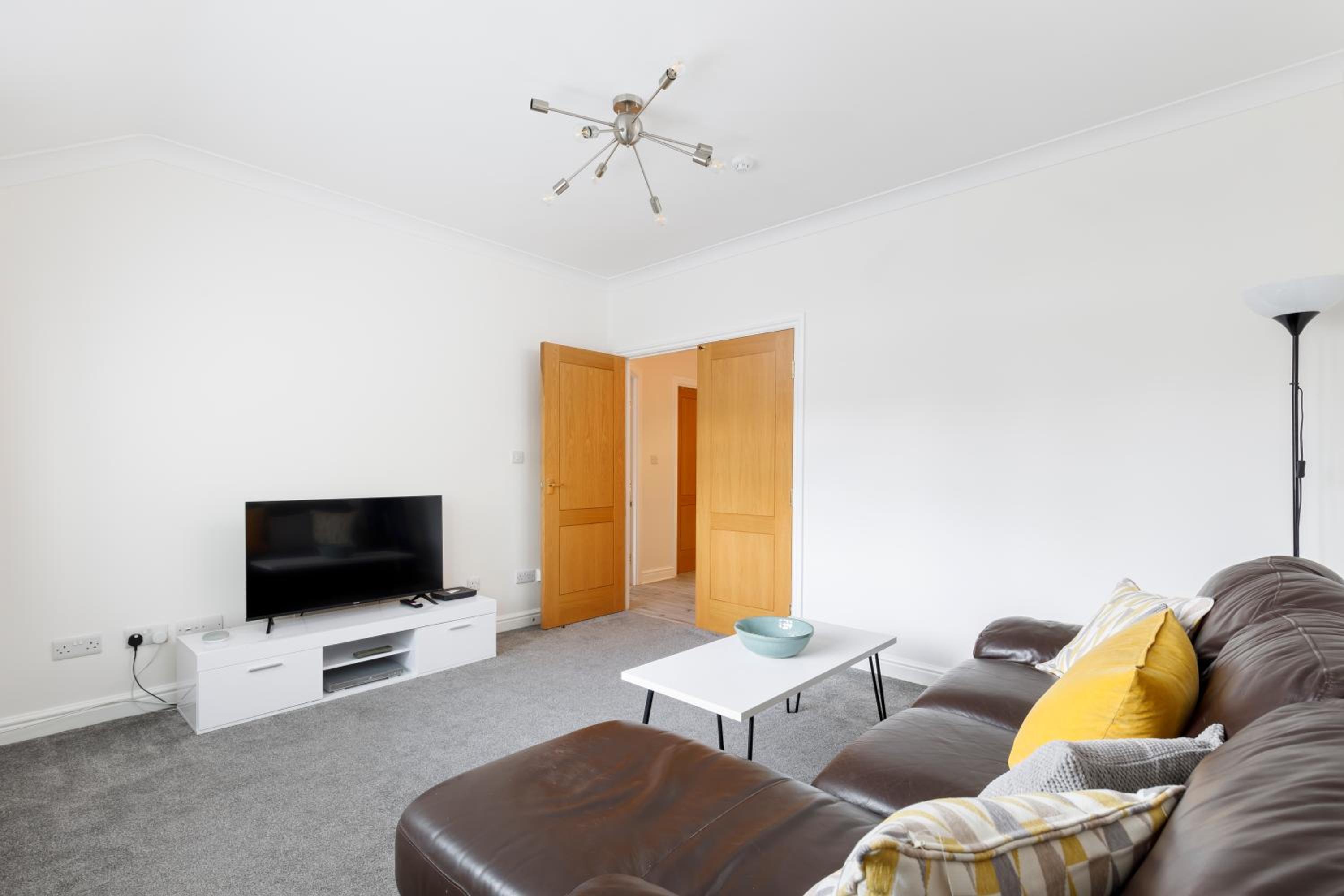 Modern 1 bed apartment with free parking view 5