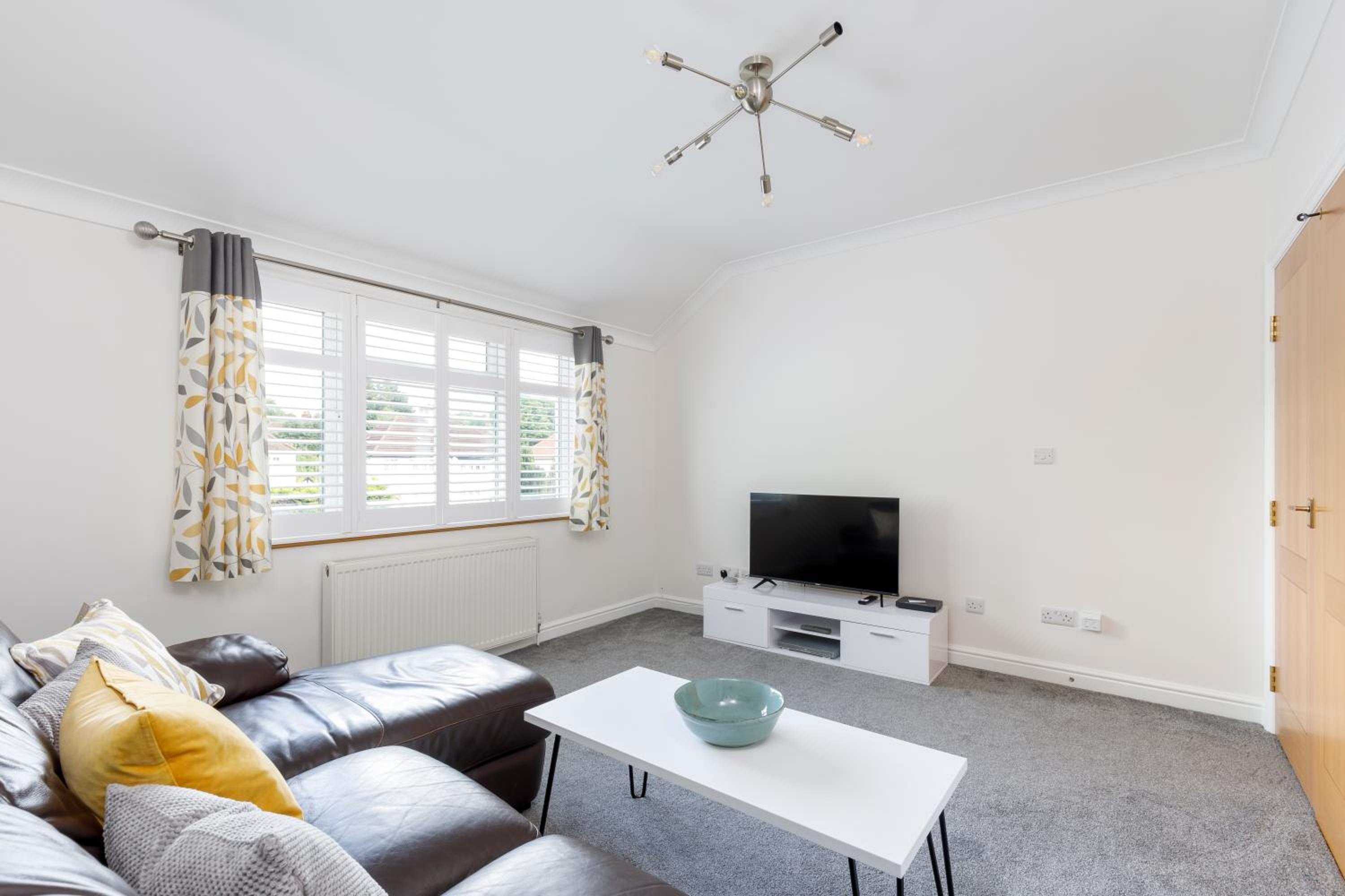 Modern 1 bed apartment with free parking view 2
