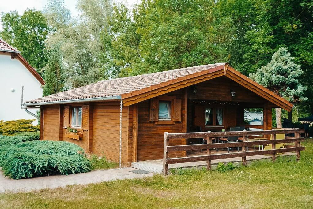Holzhaus direkt am See