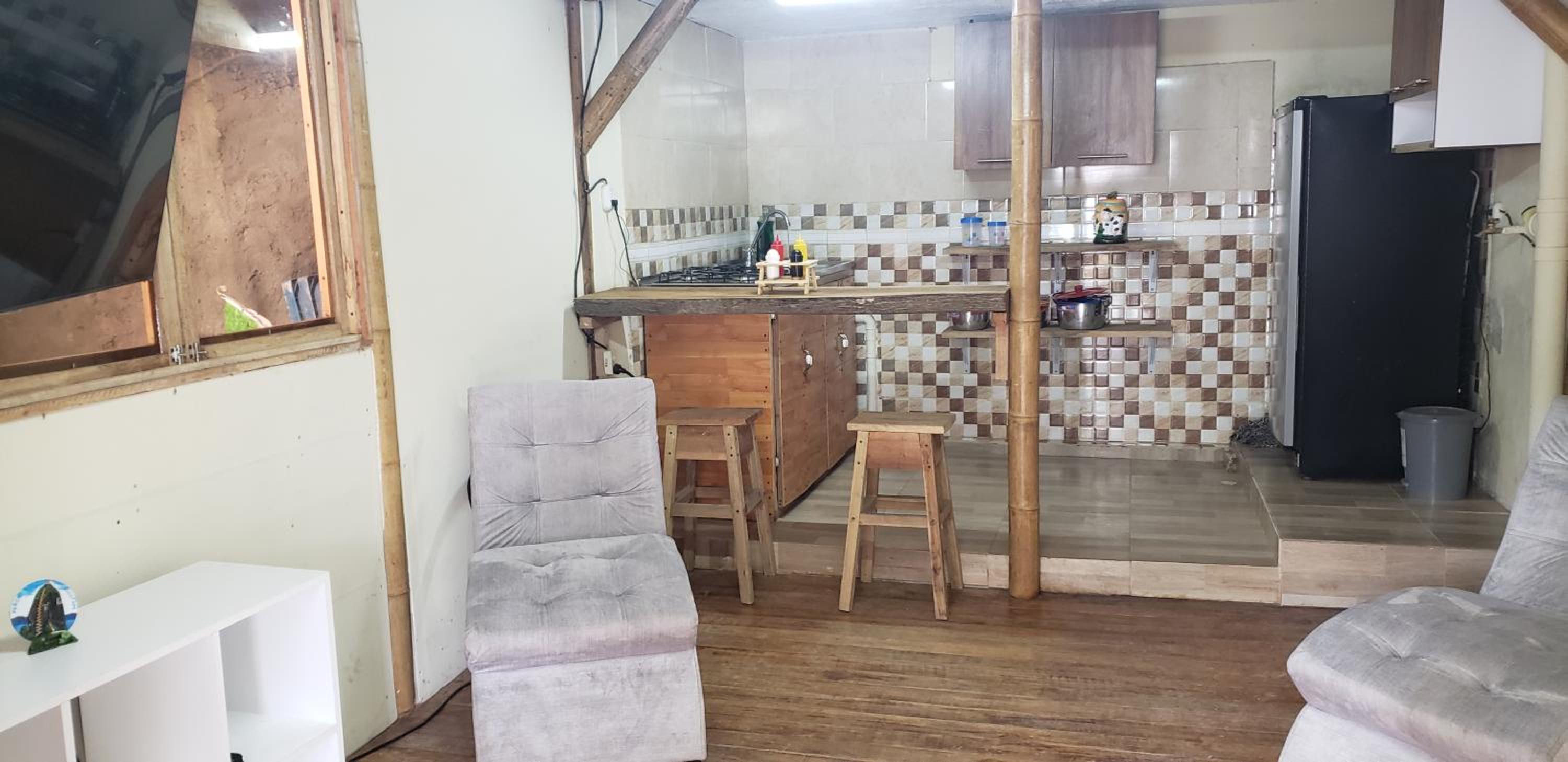 Cabaña los Naranjos con parqueo