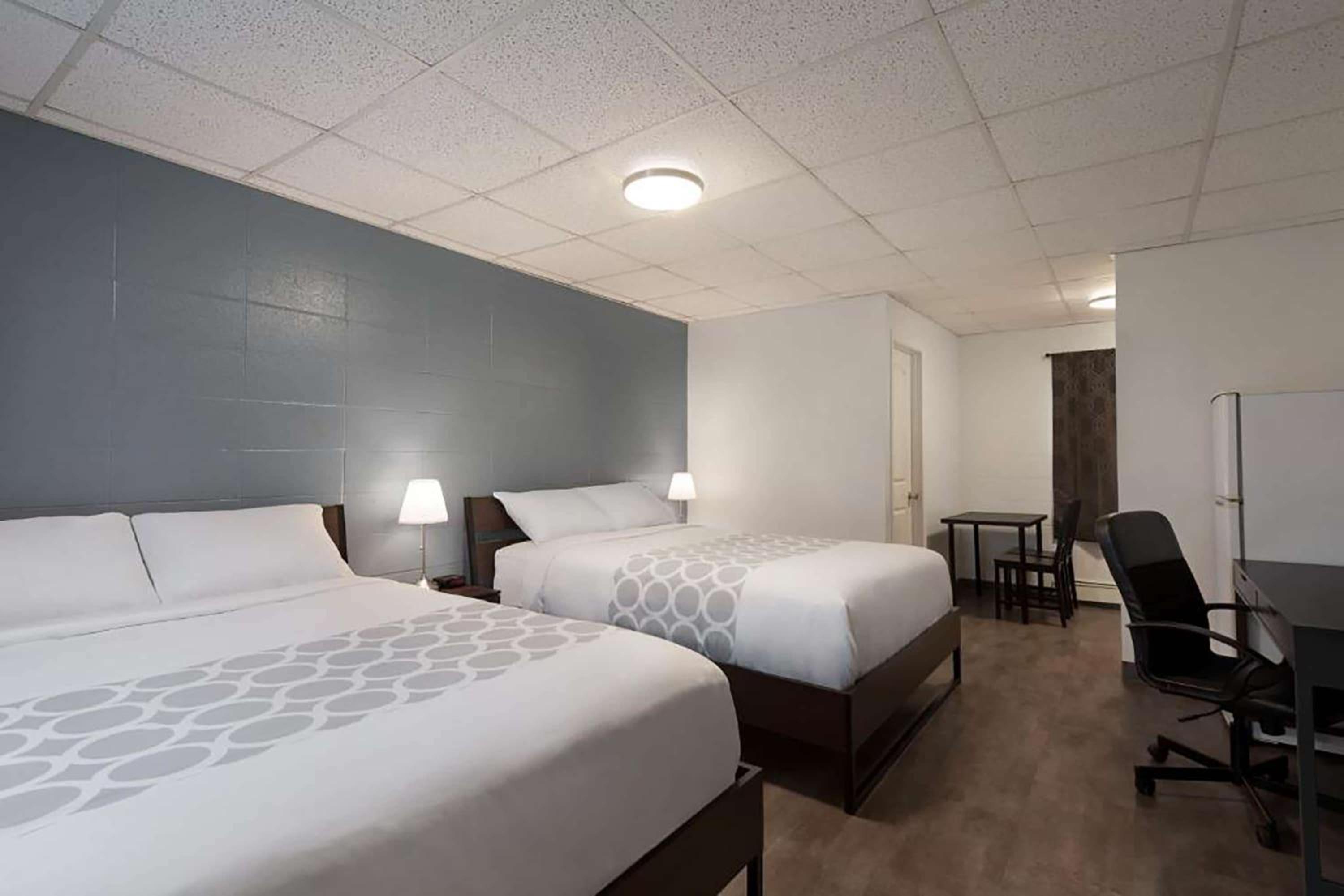 Grande Prairie Vacations - Howard Johnson by Wyndham Grande Prairie - Property Image 2