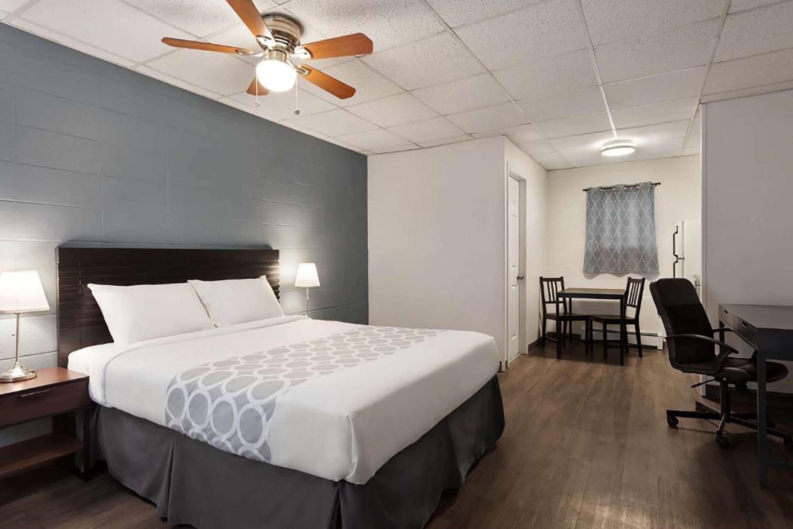 Grande Prairie Vacations - Howard Johnson by Wyndham Grande Prairie - Property Image 3