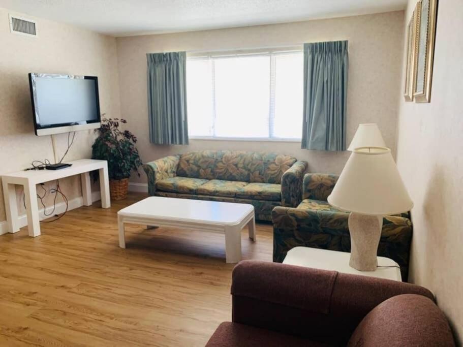 *DELIGHTFUL BEACH CONDO*Pool, Steps to the Sand*H33 view 2