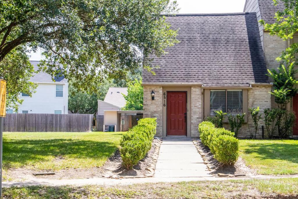 All You Need 2 Bed 1 Bath! Fam and Pet Friendly, WD, 2 Free Parking Spots! view 4