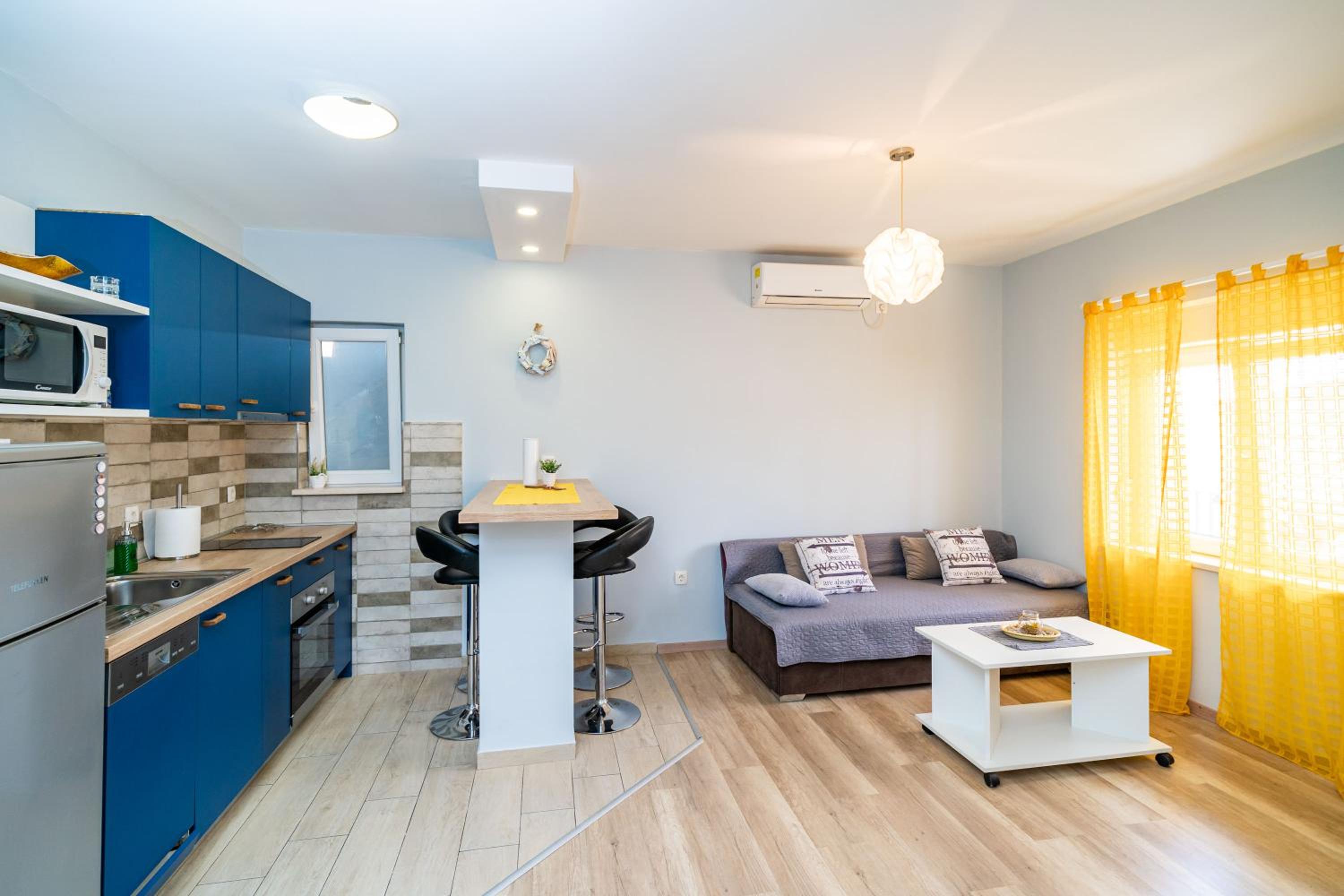 Nostromo Guesthouse with the Sea View