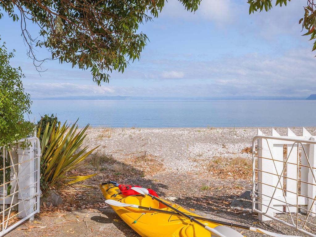 Lake Edge Cottage - Waitahanui Holiday Home view 2