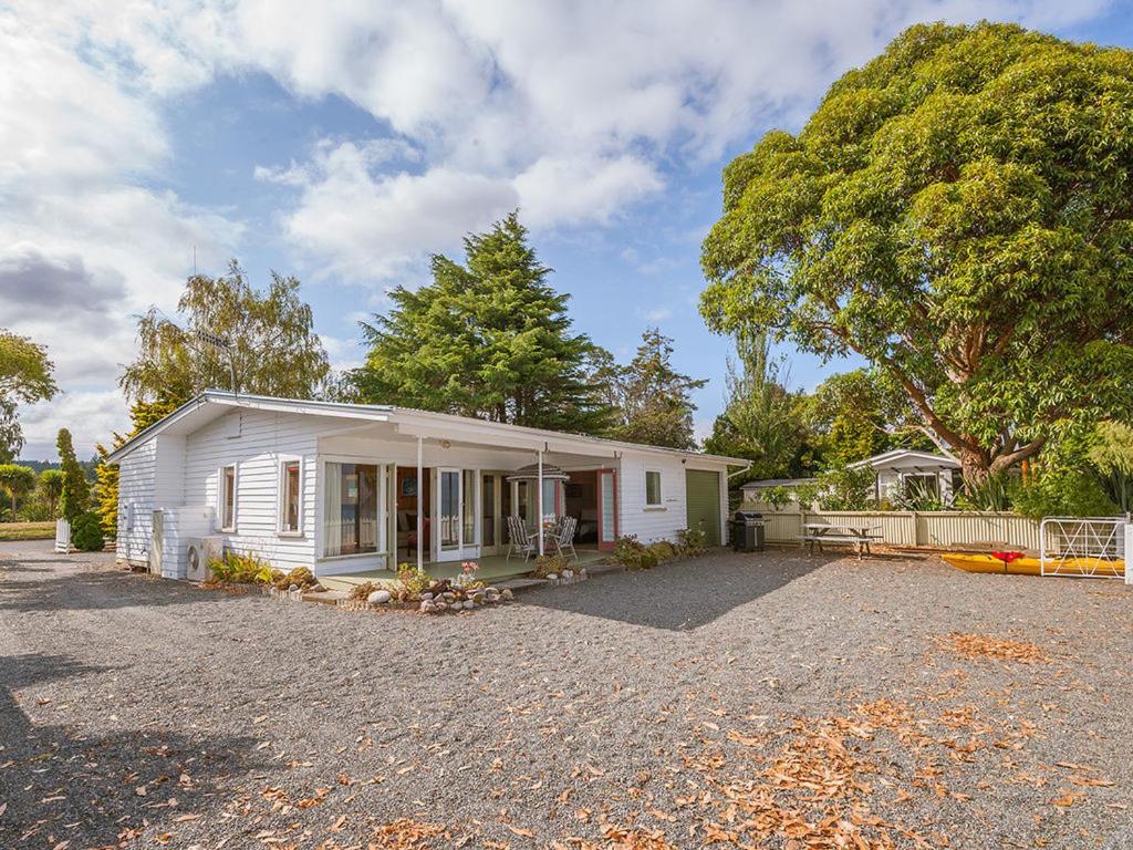 Lake Edge Cottage - Waitahanui Holiday Home view 3