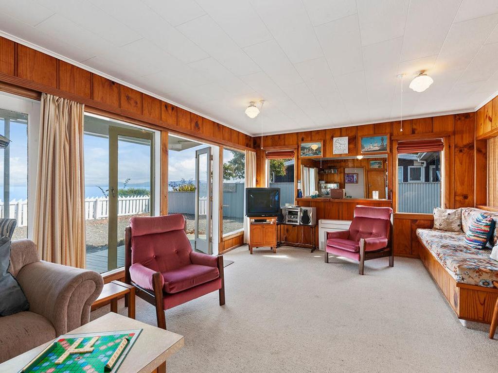 Lake Edge Cottage - Waitahanui Holiday Home view 5