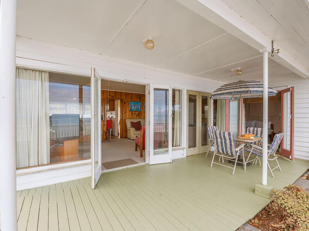 Lake Edge Cottage - Waitahanui Holiday Home view 4