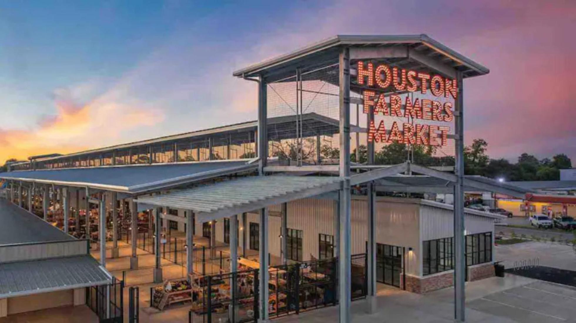 Industrial chic barndominium w/ high ceilings view 4