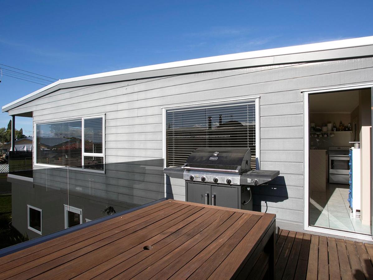 Perfect Position - Motuoapa Holiday Home view 3