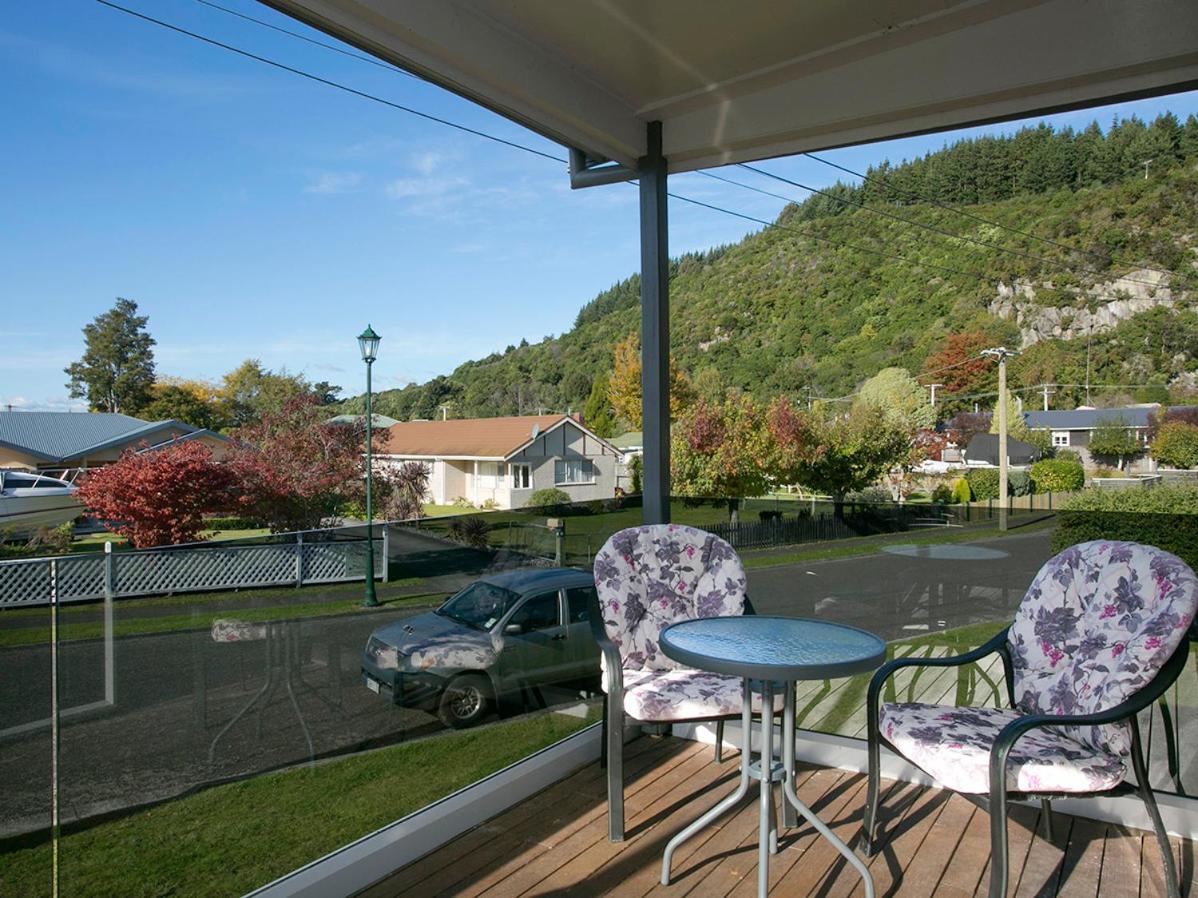 Perfect Position - Motuoapa Holiday Home view 5