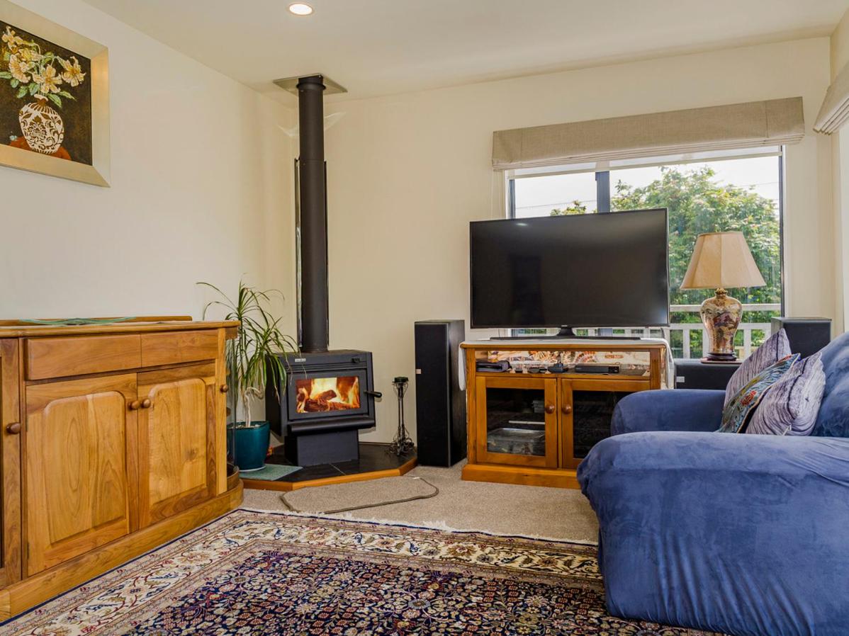 The Gardener's Beach House - Onemana Holiday Home view 5