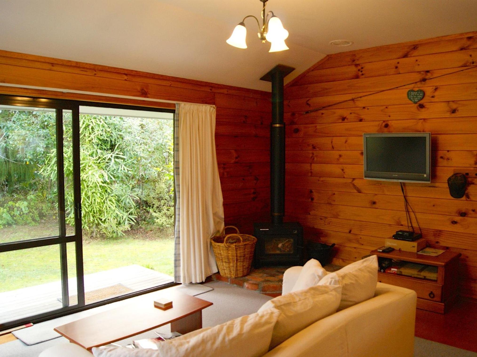 Puka Lodge Front dwelling - Pukawa Bay Home view 2