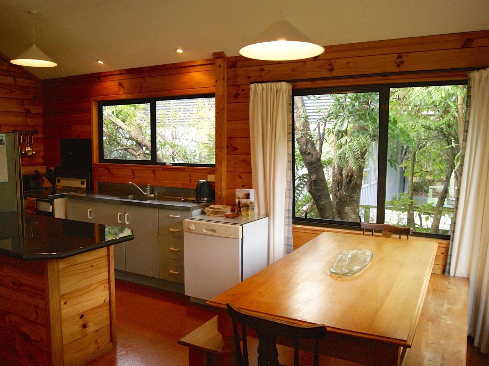 Puka Lodge Front dwelling - Pukawa Bay Home view 4