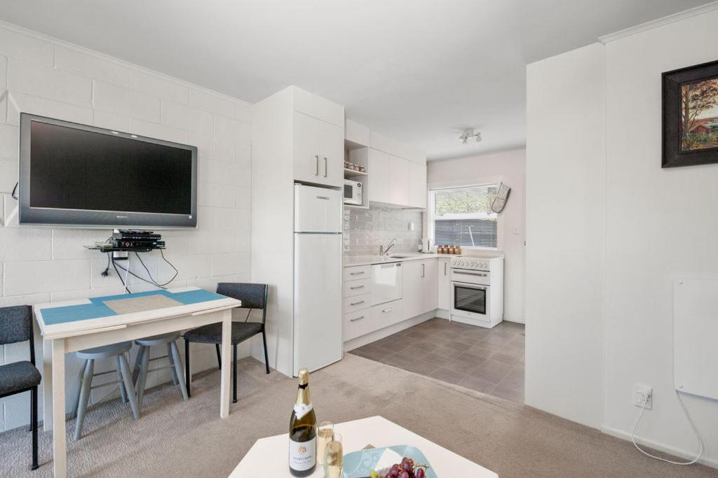 Central Stay - Taupo Flat view 3