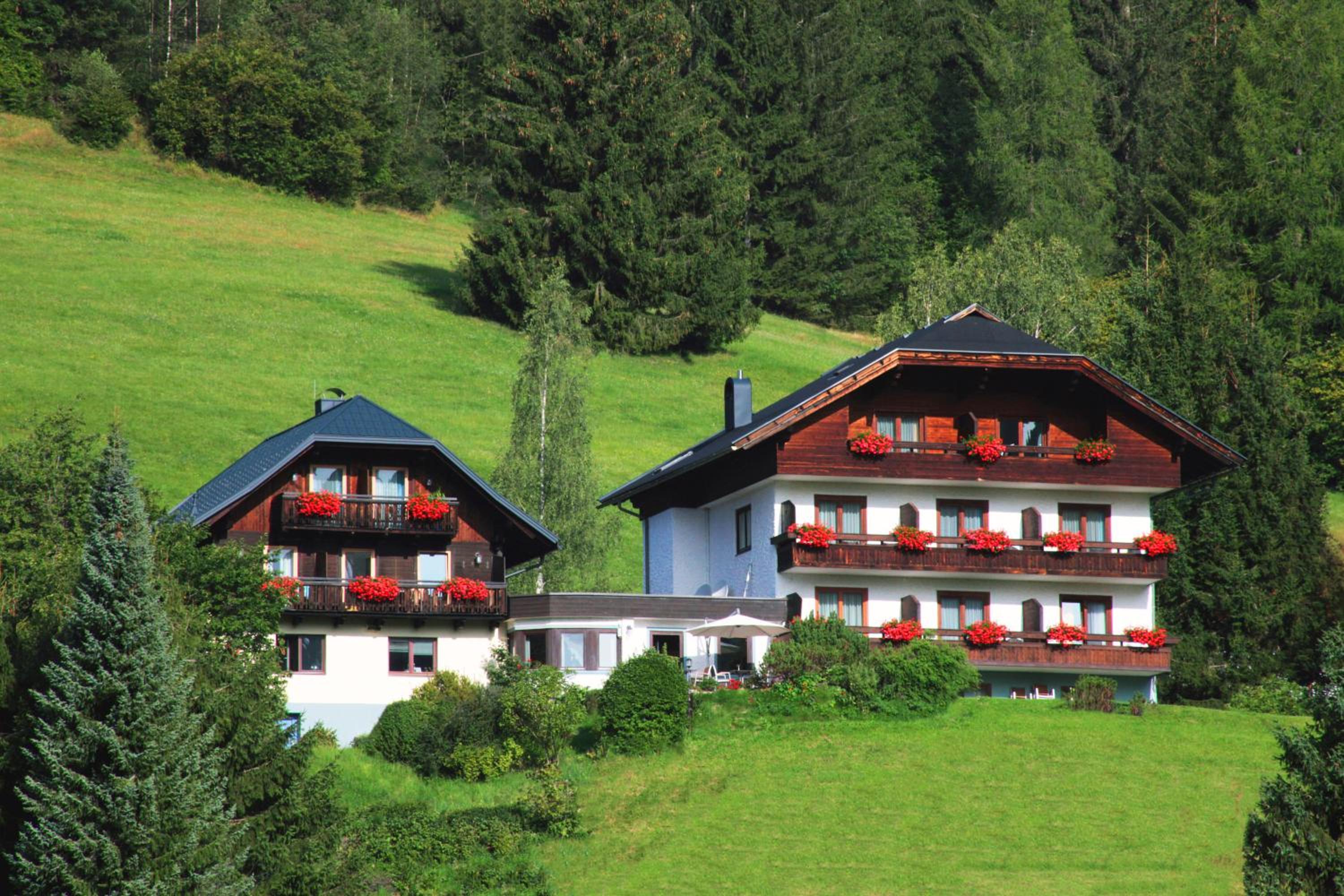 Pension & Appartements Ronacherhof -Mountain Hideaway Slopeside