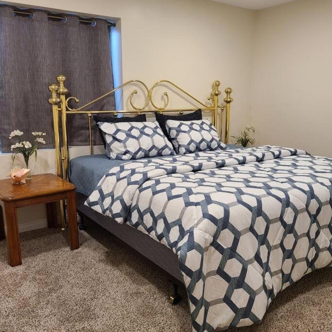 Entire Huge Basement! Fast Wifi! Private Entrance! - Property Image 2