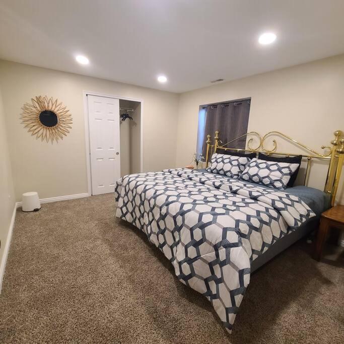 Entire Huge Basement! Fast Wifi! Private Entrance! - Property Image 3