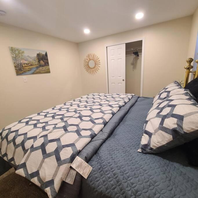 Entire Huge Basement! Fast Wifi! Private Entrance! - Property Image 10